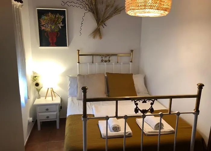 Estudio De 50m2, Todo Exterior Y Con Patio, Ideal Parejas, Familias Con Ninos Pequenos Y De Largas Estancias, Con Techo Abuhardillado Y De Mejores Vistas De Toledo